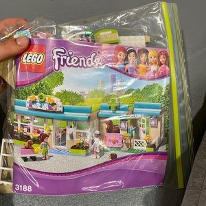 Lego friends vet clinic set, built once and never used again